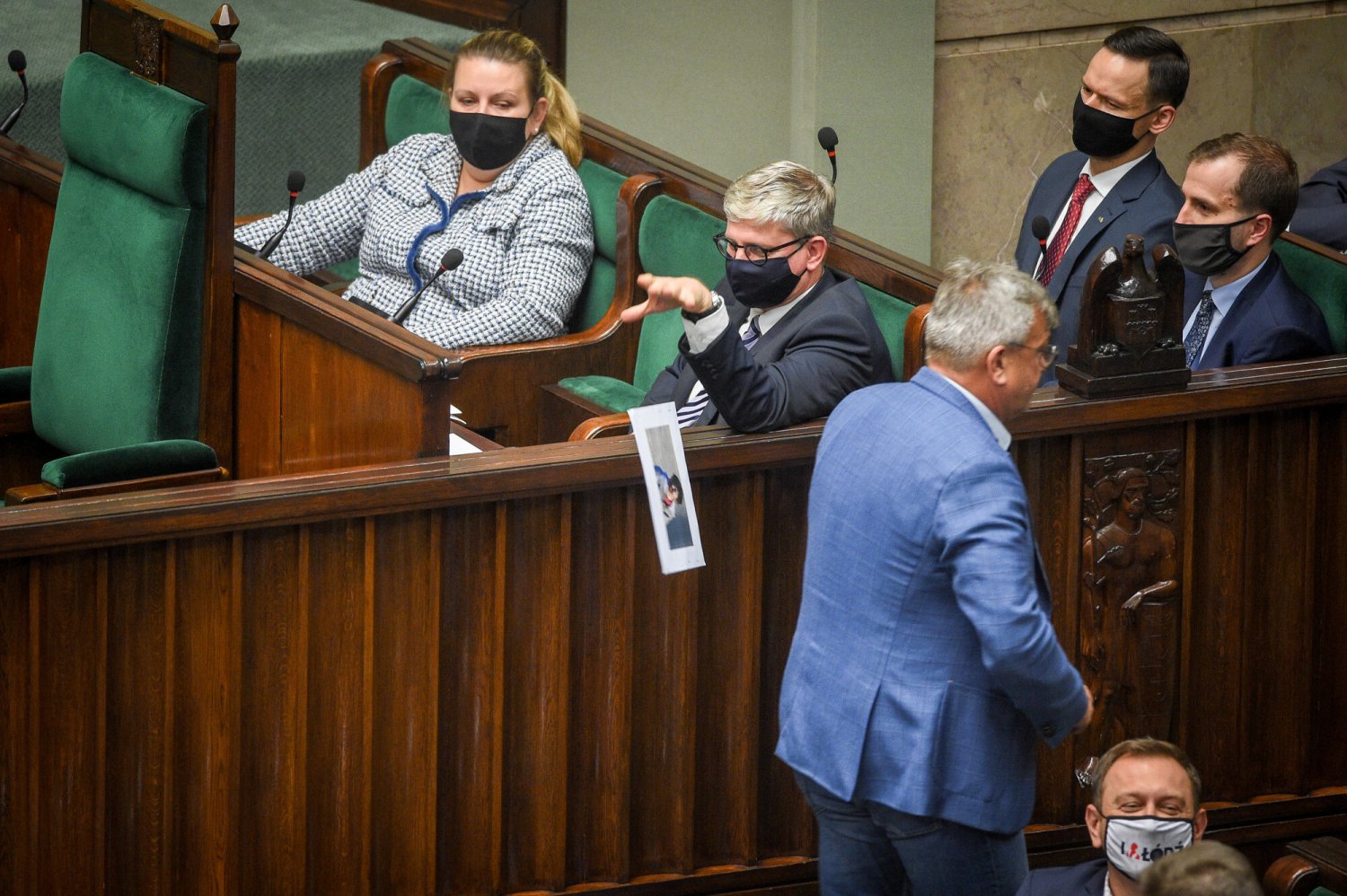 Paweł Soloch wyrzucił zdjęcie dziecka migrantów na podłogę