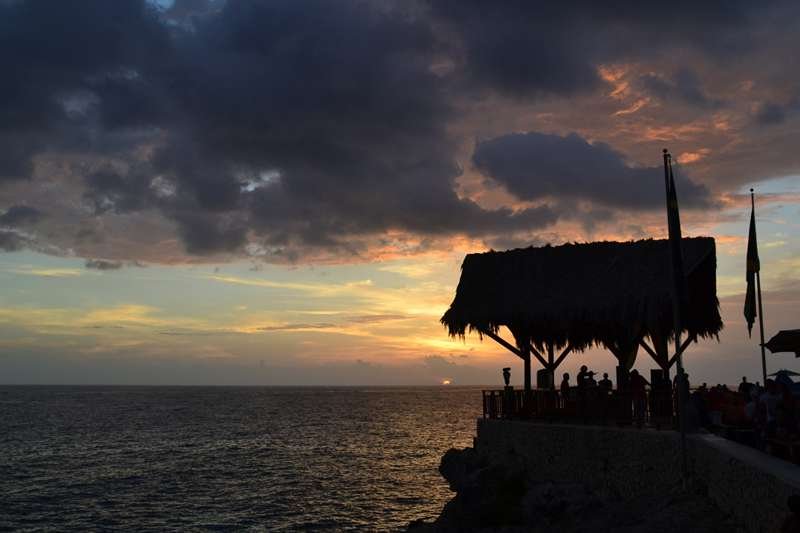 Jamajka to z jednej strony luksusowe hotele i piękne plaże, z drugiej narkotyki, morderstwa i wojny gangów
