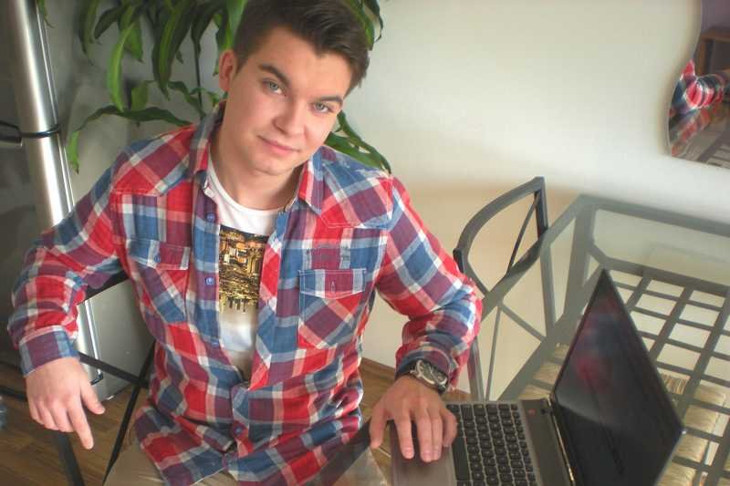 Dawid Tekiela założył Wiedzę Bezużyteczną w styczniu 2012 roku. Dzisiaj odwiedza ją kilkaset tysięcy użytkowników dziennie.