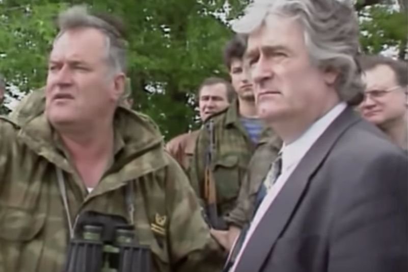 Radovan Karadžić podczas wizytacji swoich wojsk – kadr archiwalny.