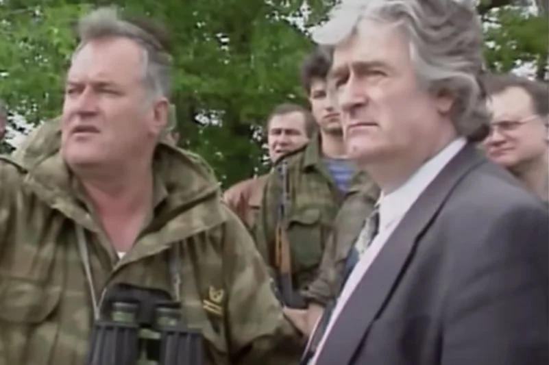 Radovan Karadžić podczas wizytacji swoich wojsk – kadr archiwalny.