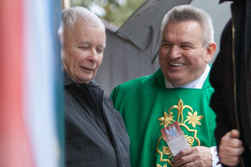 Małopolska kurator oświaty zamieściła fotorelację z "pielgrzymki PiS o wygraną dla Polski".