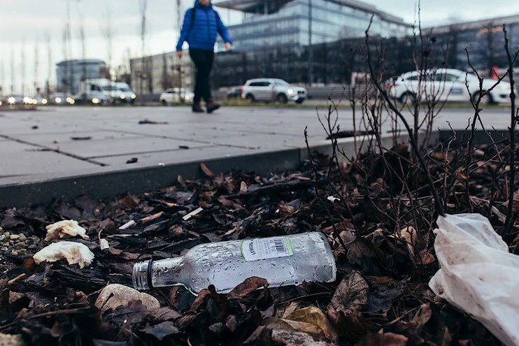 Popularność małpek widać szczególnie na trawnikach