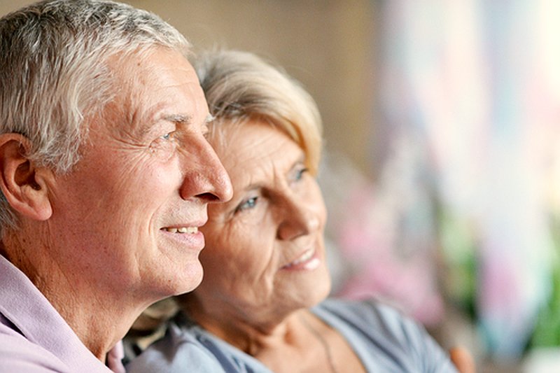 Jaki model relacji z[url=http://www.shutterstock.com/pl/pic-137228210/stock-photo-close-up-portrait-of-a-happy-senior-couple-at-home.html?src=DYxIY2aRATDWzgLD14H-Pg-1-111]rodzicami[/url] pozwala zachować czyste sumienie, ale i nie dać się zniewolić w doro