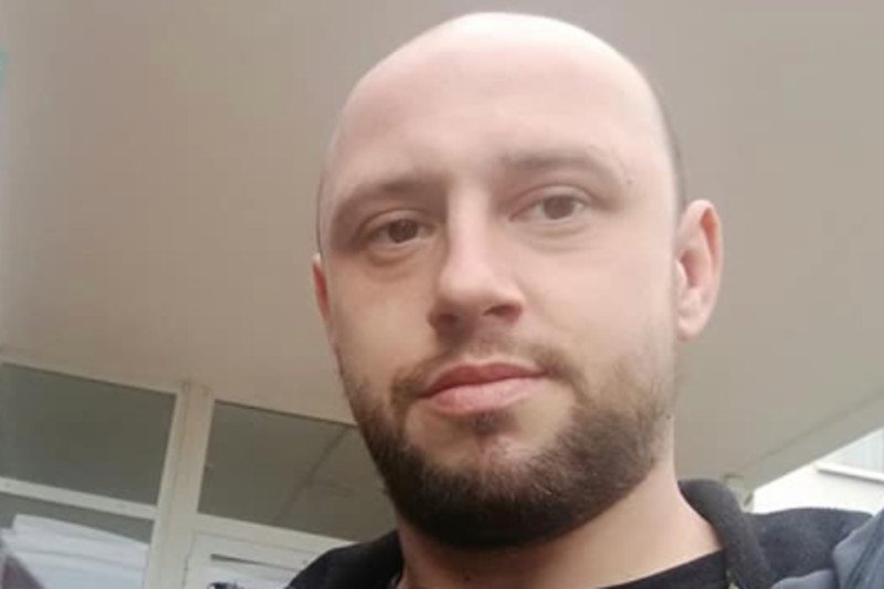 Marcin Jakowicz to ratownik medyczny i radny klubu Aktywne Giżycko, który startował z list PiS, krytykuje polityków za to, że prowadzą kampanię, zamiast zająć się walką z koronawirusem.