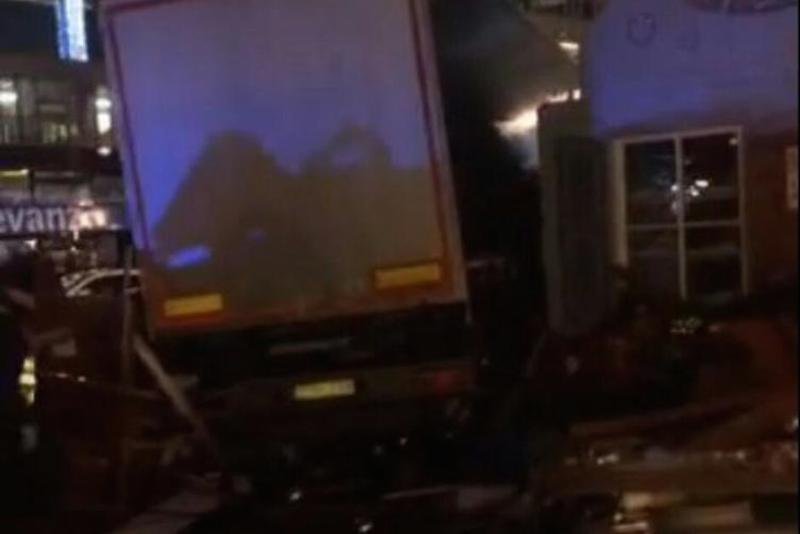 W Berlinie prawdopodobnie doszło do zamachu. TIR na polskich numerach wjechał w tłum na jarmarku świątecznym.