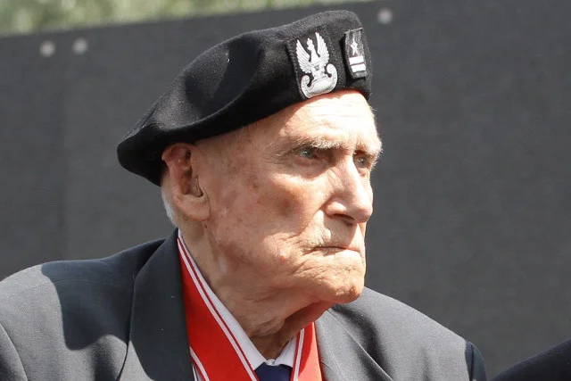 Prof. Witold Kieżun twierdzi, że autorzy artykułu "bezkrytycznie cytują zupełnie nonsensowne insynuacje"