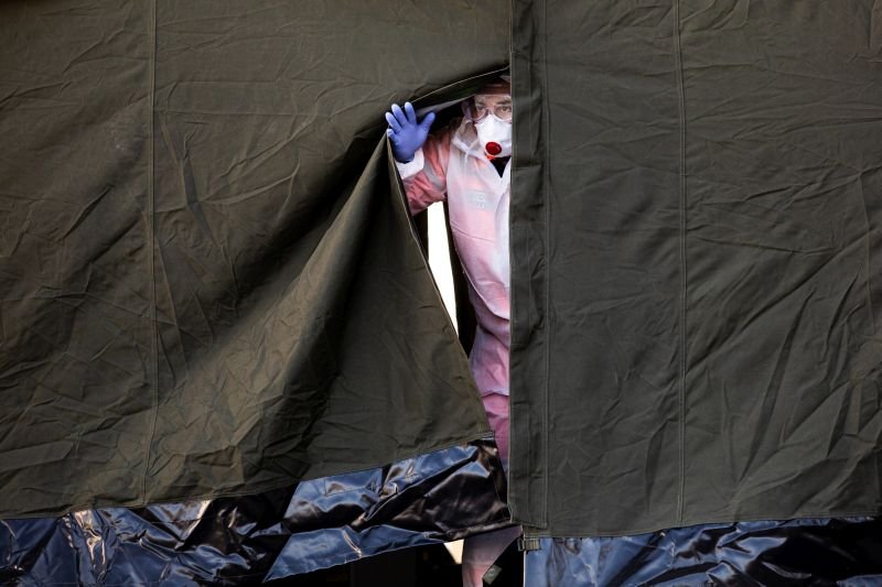 Około godz. 20.30 MZ podało informację o 58 nowych zakażeniach koronawirusem i dwóch nowych ofiarach śmiertelnych. Łączna liczba zakażonych koronawirusem wynosi już w Polsce 1221 osób, z czego 16 osób zmarło.