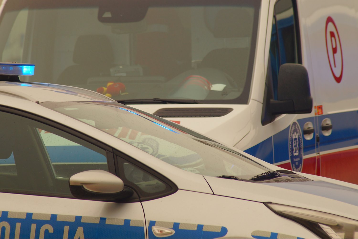 policja i pogotowie.