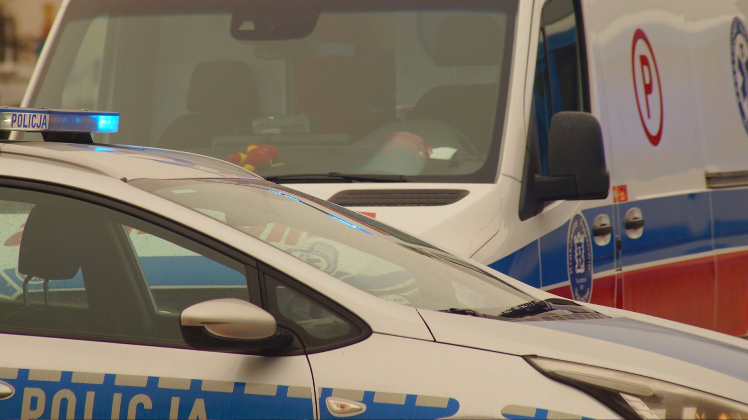 policja i pogotowie.
