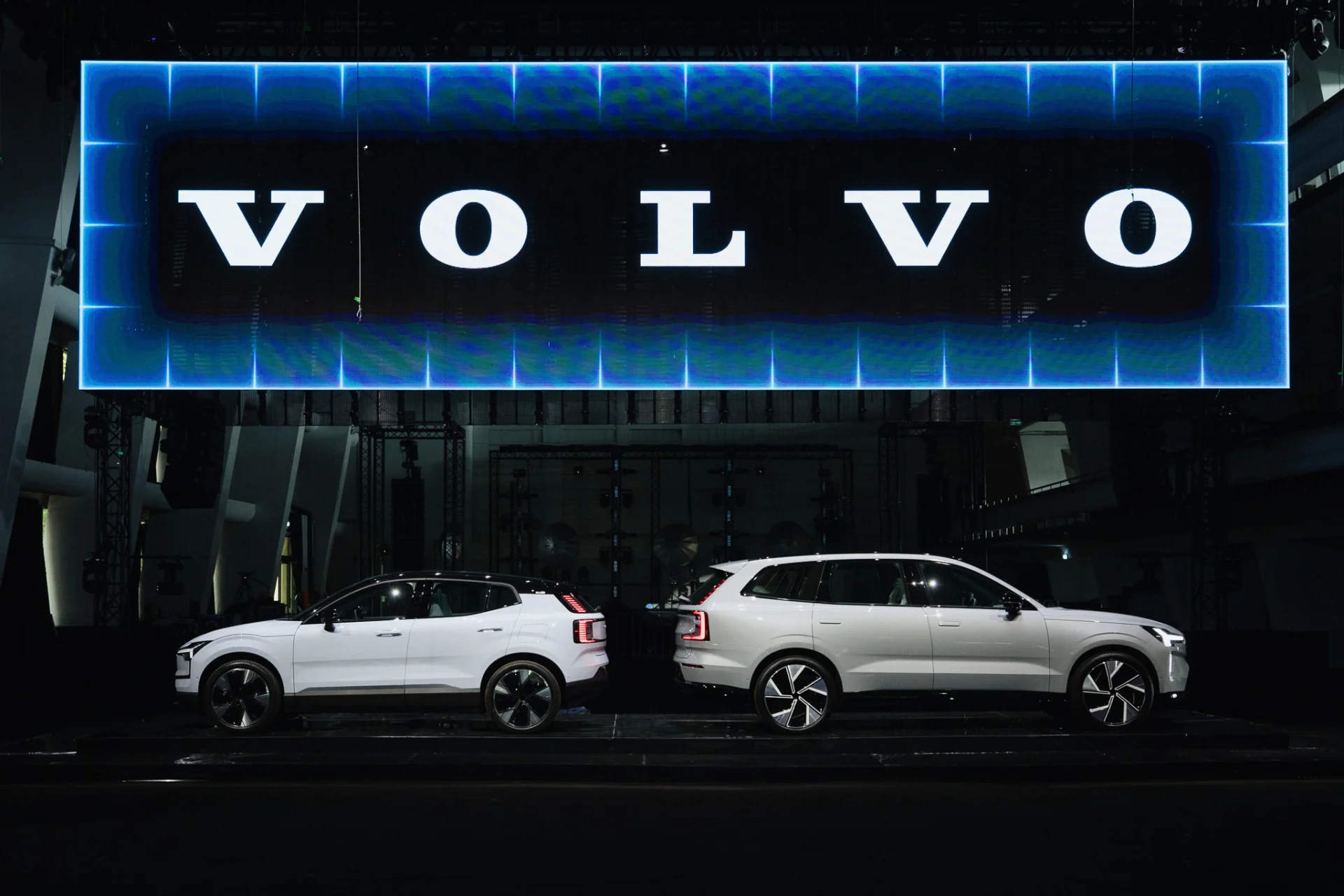 Volvo EX30 (z lewej) i EX90
