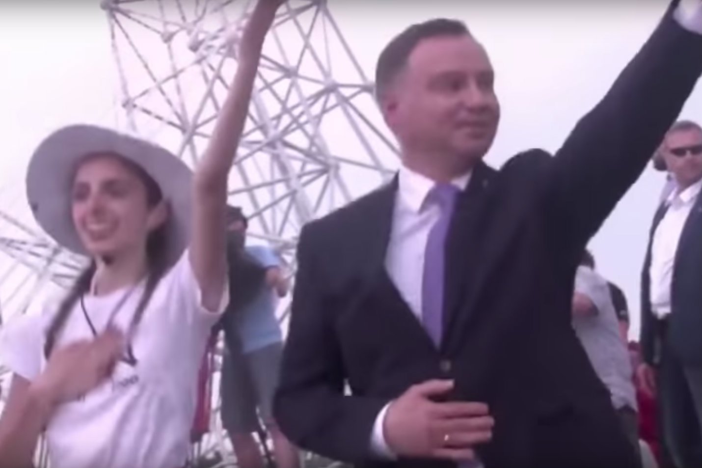 Andrzej Duda tańczy pod Bramą-Rybą.