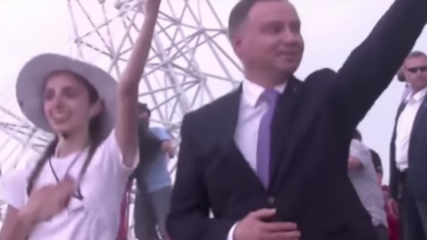 Andrzej Duda tańczy pod Bramą-Rybą.