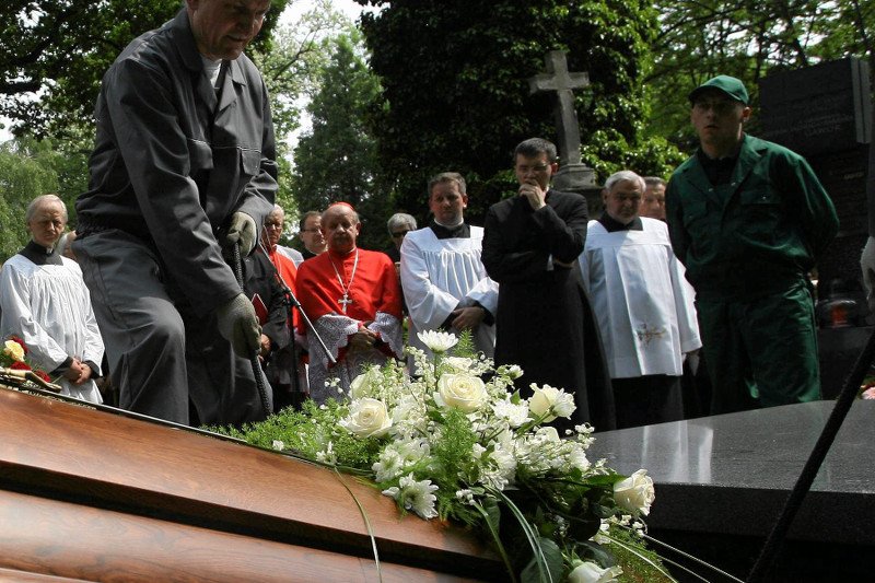 Żeby pochować zmarłego trzeba dopełnić formalności