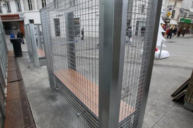 Okratowane ławki w Angouleme, we Francji