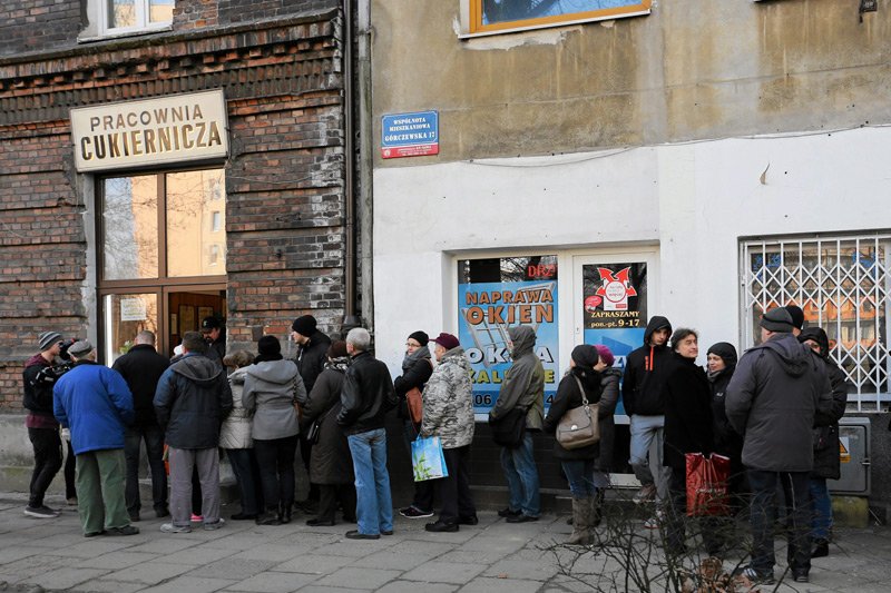 Jest już pięć dni po tłustym czwartku, ale kolejki po pączki do Cukierni Zagoździński w Warszawie dalej są bardzo długie.