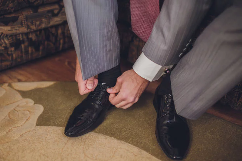 Zakładając eleganckie ubrania warto pamiętać o takich szczegółach jak buty czy skarpetki. Te ostatnie powinny być długie, tak aby ze spodni nie wystawała owłosiona łydka.