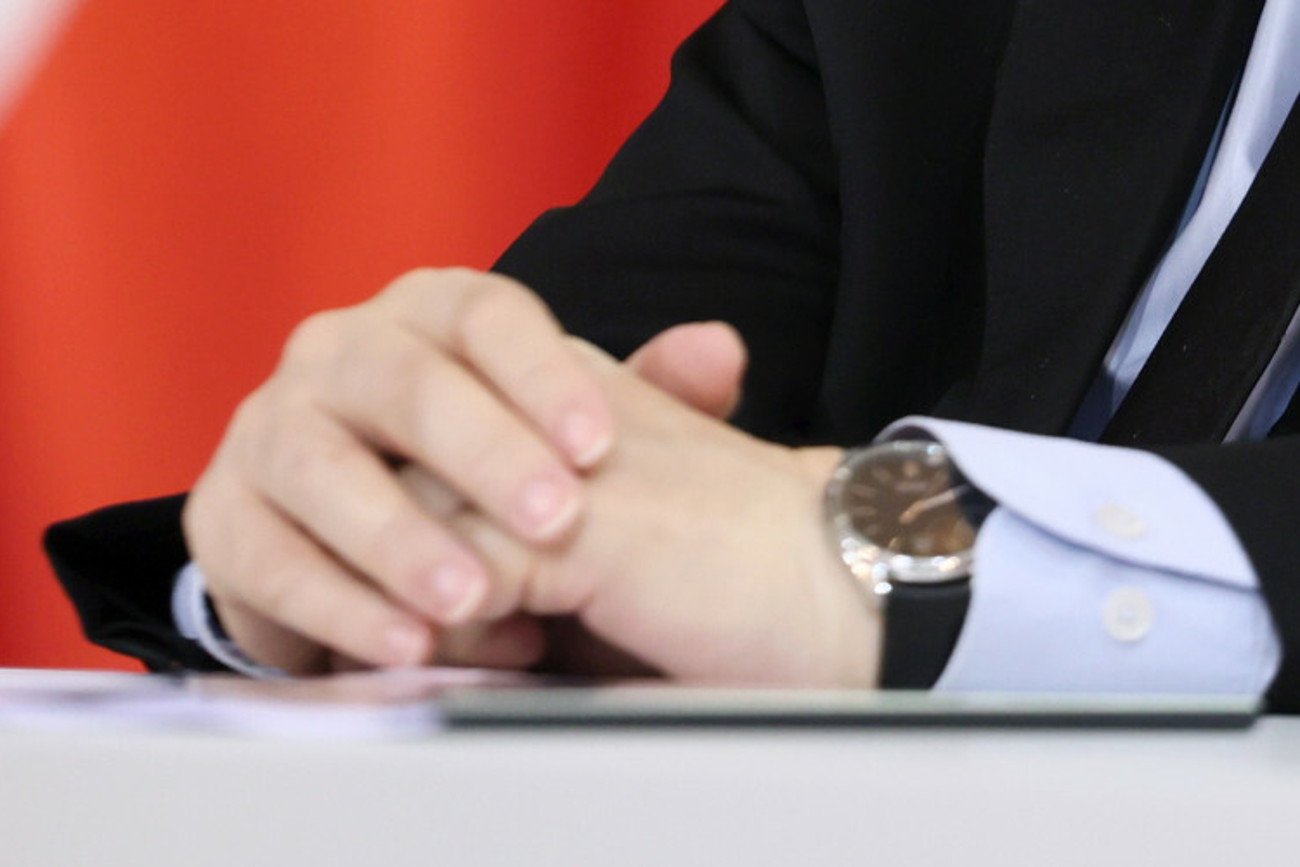 Zegarek Jarosława Kaczyńskiego. Prezes PiS miał zegarek Hugo Boss założony odwrotnie
