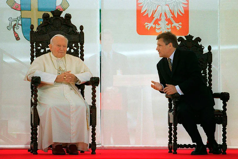 Jacek Kurski przypominał, iż to lewica uczestniczyła w przyjęciu konstytucji odwołującej się do Boga.