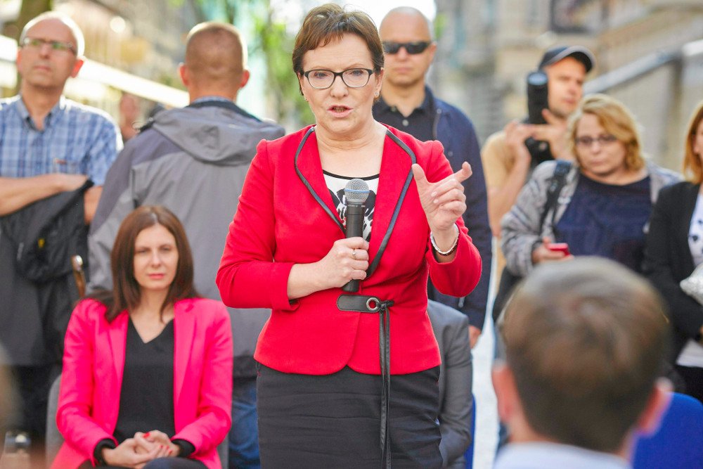 Ewa Kopacz deklarowała, że nie będzie licytować się na obietnice bez pokrycia. Robi dokładnie odwrotnie. Jej najnowsza propozycja to dopłaty do pensji minimalnej.