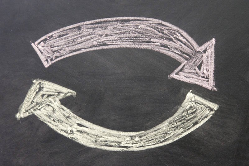 "Sharing economy" to nowy trend w gospodarce, polegający na bezpośredniej wymianie dóbr i usług między konsumentami, którzy komunikują się przez specjalne serwisy internetowe.