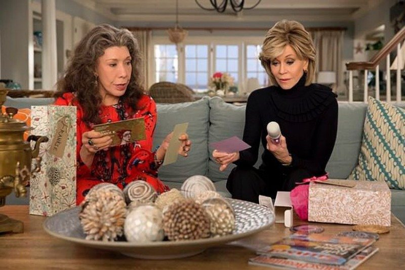 Lillly Tomlin i Jane Fonda na planie serialu "Grace i Frankie"
