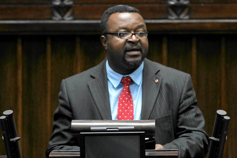 Poseł John Godson przemawia w Sejmie