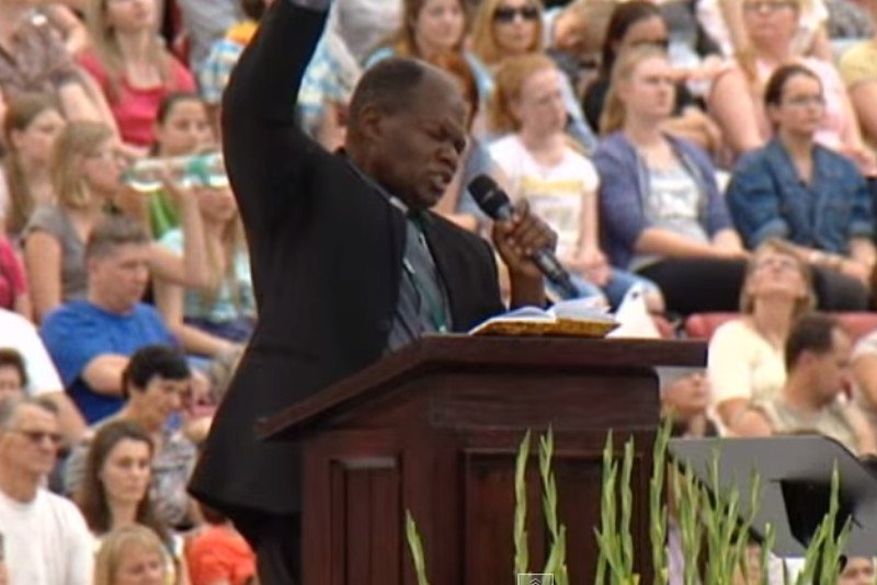 Ojciec John Bashobora spotkał się z wiernymi na warszawskim Stadionie Narodowym.