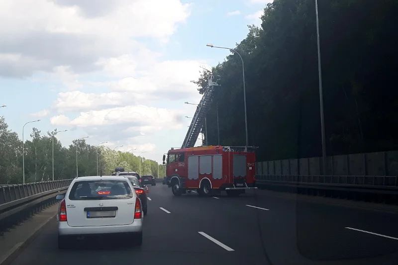 Wszystko przez strażaków, którzy postanowili zablokować dwie trzecie szerokości trasy.