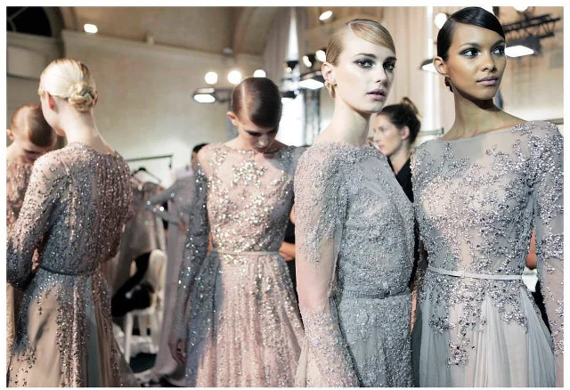 Pokaz na jesień/zimę 2013/14 Elie Saab. Sukienka jak u Piekut - pierwsza od prawej.