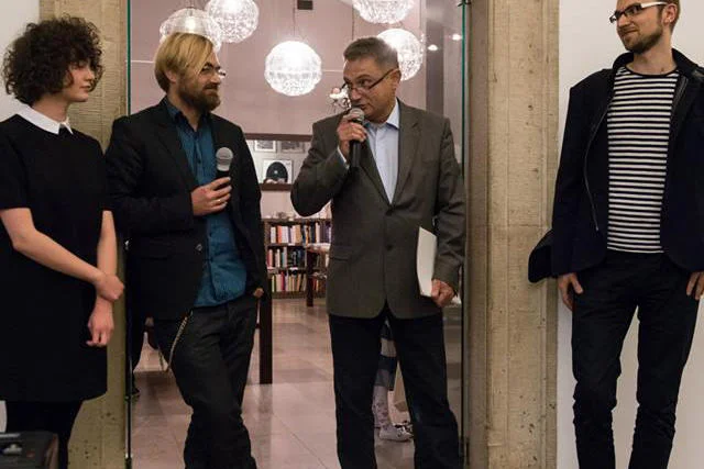 Zuzanna Rutkowska,Stach Szabłowski i Maciej Byliniak w Centrum Sztuki Współczesnej Zamek Ujazdowski podczas otwarcia wystawy "Głos".