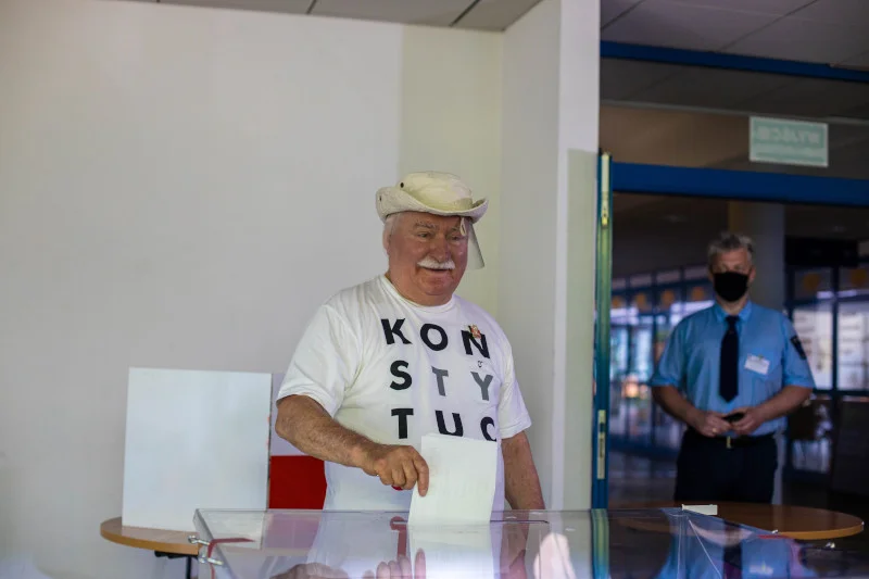 Lech Wałęsa w lokalu wyborczym w Gdańsku podczas glosowania w wyborach prezydenckich.