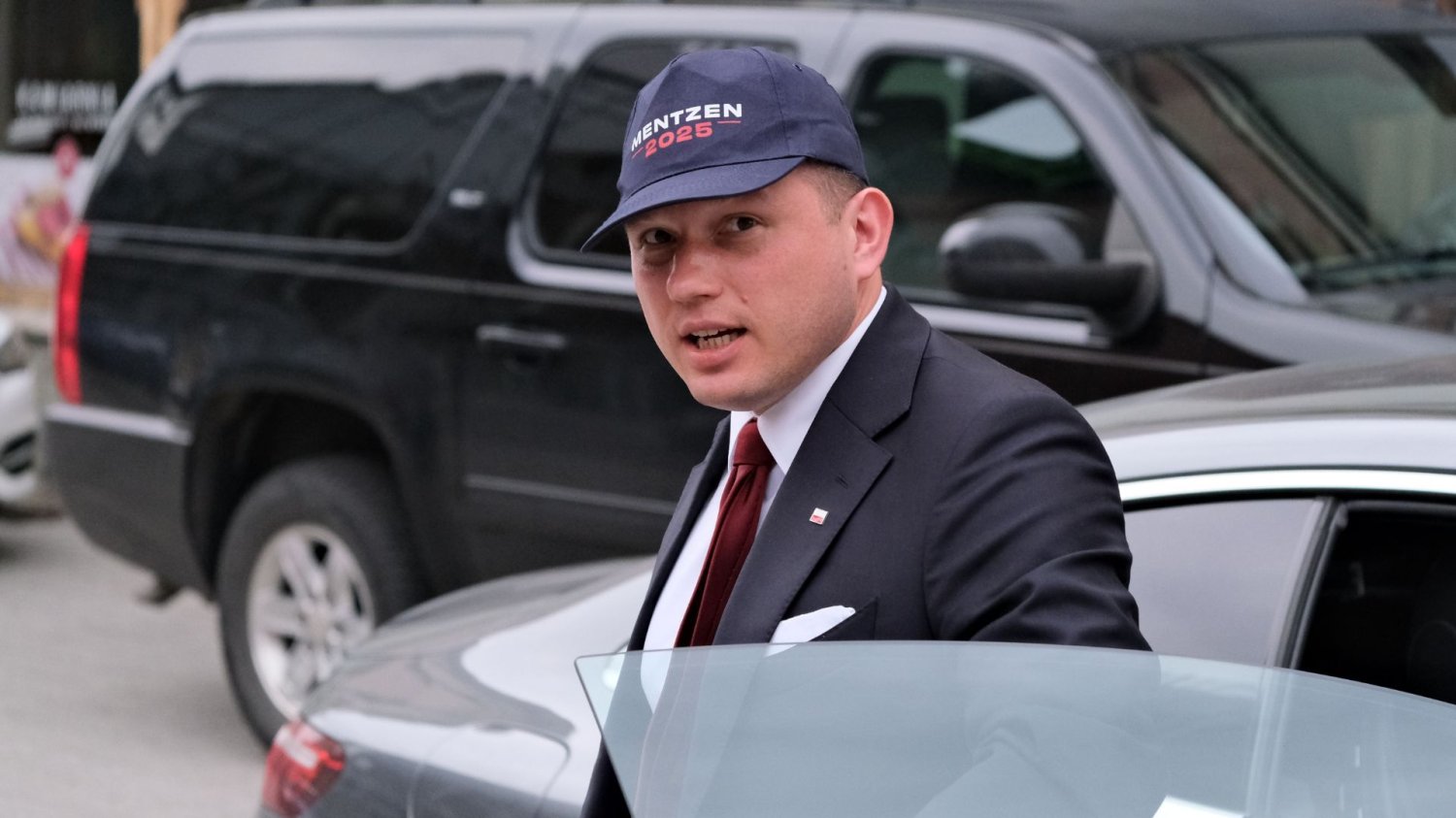 Sławomir Mentzen zatrzymany na lotnisku w Londynie. Opisał, co się działo. Sławomir Mentzen