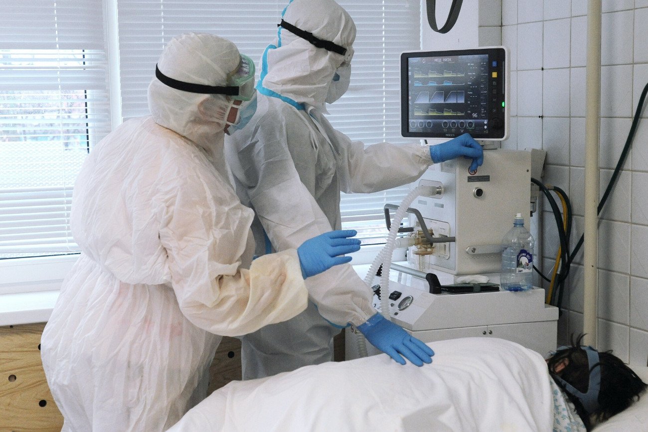 Eksperci z WHO nie mają wątpliwości, że wciąż jesteśmy w środku pandemii koronawirusa.