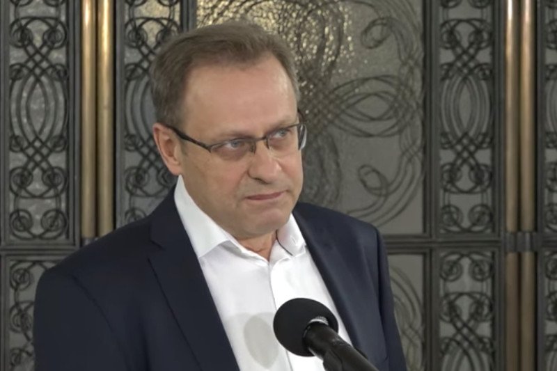 Pulmunolog i pediatra dr Włodzimierz Bodnar od marca leczy Polaków amanradyną.