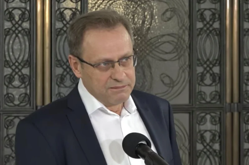 Pulmunolog i pediatra dr Włodzimierz Bodnar od marca leczy Polaków amanradyną.