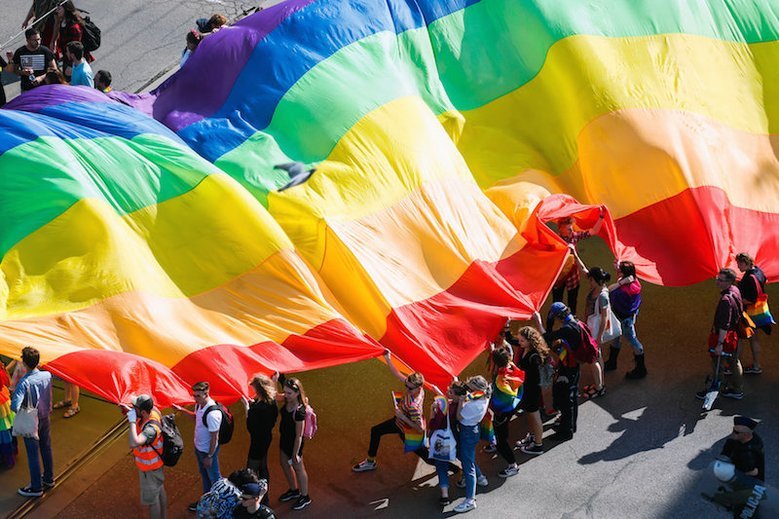Ambasada Wielkiej Brytanii także skrytykowała działanie prawicowego tygodnika ws. naklejek anty LGBT.