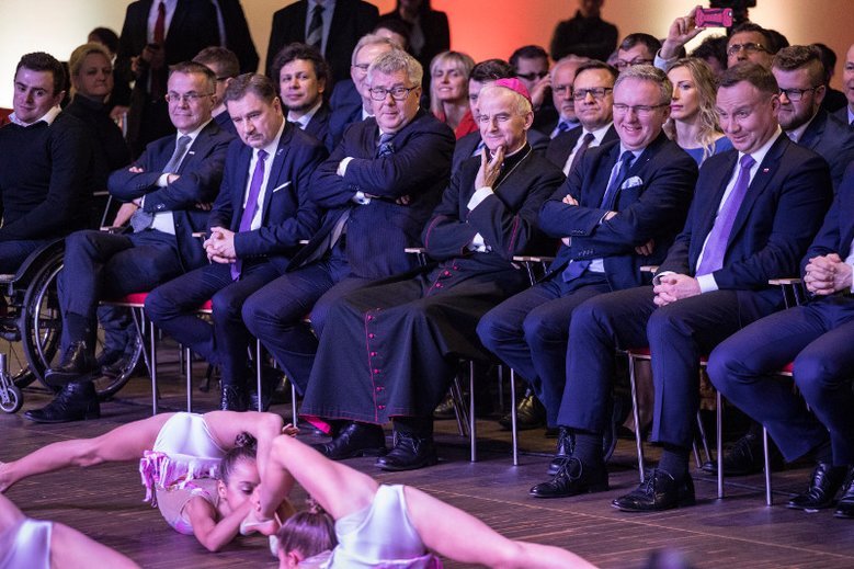 Tę fotografię ze stycznia wielu uznało za kandydata na zdjęcie roku. Teraz "Fakt" publikuje zdjęcia w podobnym duchu – skąpo ubrane cheerleaderki prezentują się przed ministrem Jarosławem Zielińskim oraz biskupem łomżyńskim Januszem Stepnowskim.