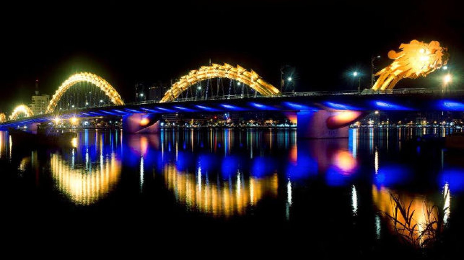 Smoczy Most w wietnamskim mieście DaNang jest wielką atrakcją turystyczną regionu. A sprawiło to... światło.
