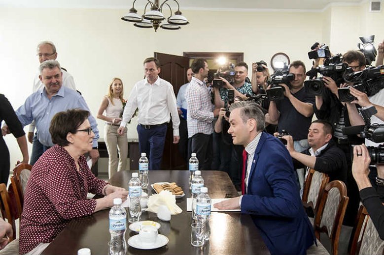 Robert Biedroń sugeruje, że PO odcinało jego Słupsk od funduszy z budżetu państwa. Zapomniał o 10 mln zł pomocy od Ewy Kopacz?