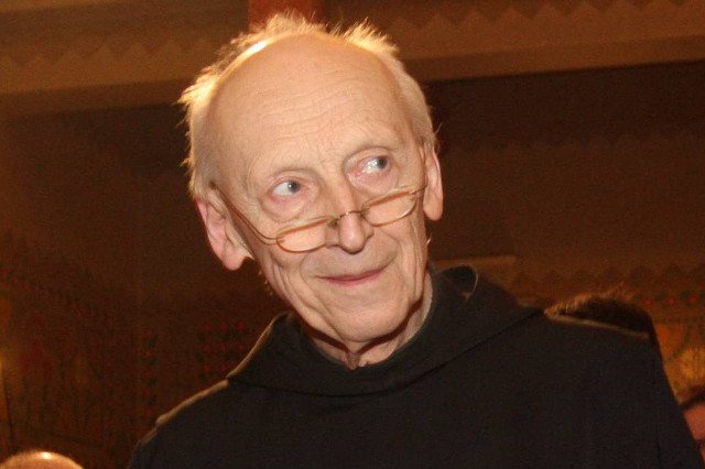 O. Leon Knabit uważa, że "obecnie podkopywanie autorytetu władzy jest działaniem wybitnie antypaństwowym"