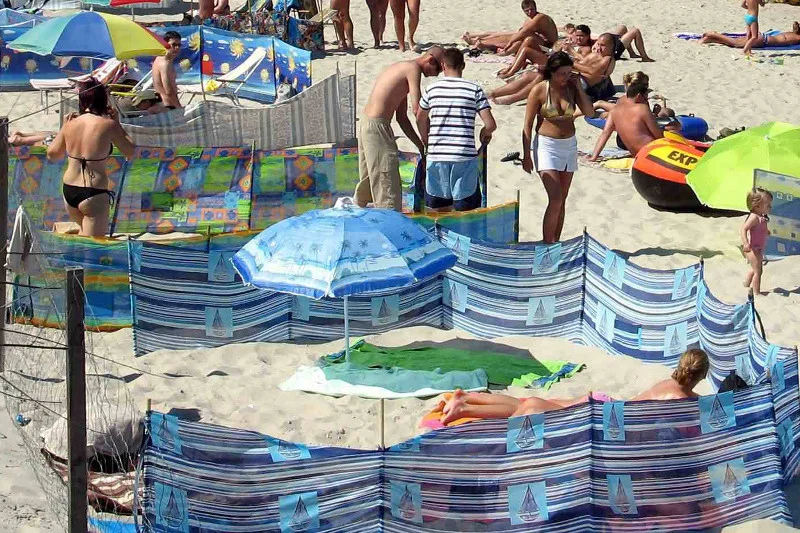 Bez parawanu ani rusz! Tak dzisiaj wyglądają polskie plaże.