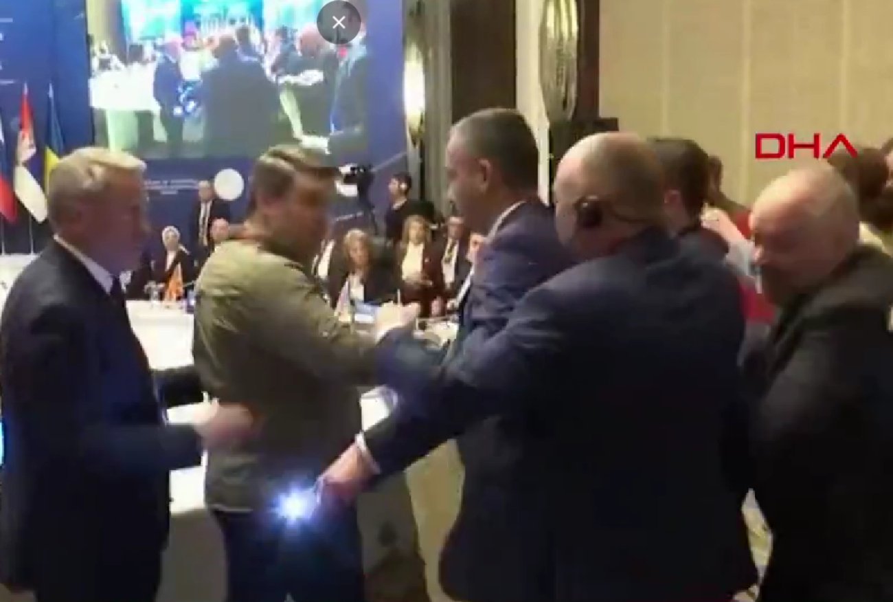 Delegacje Rosji i Ukrainy pobiły się w Turcji. Nagranie okrąża sieć.