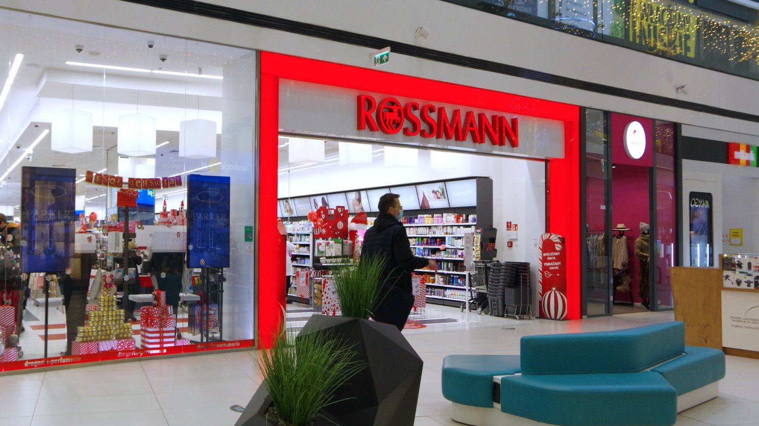 Rossmann przygotował okazje przed świętami. Jakie są nowe promocje? Nowe promocje w Rossmannie. Sklep robi wyprzedaże przed świętami
