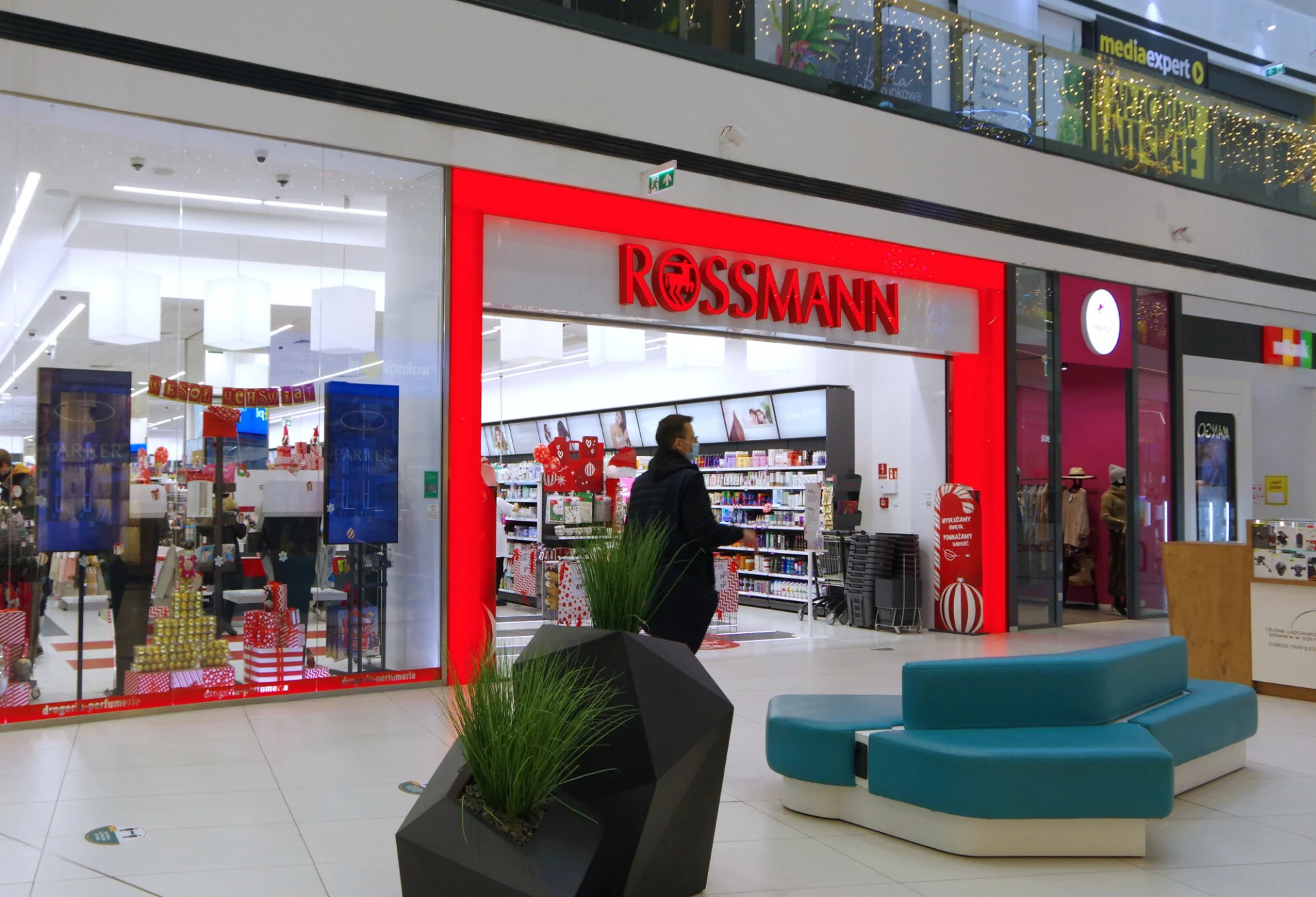 Nowe promocje w Rossmannie. Sklep robi wyprzedaże przed świętami