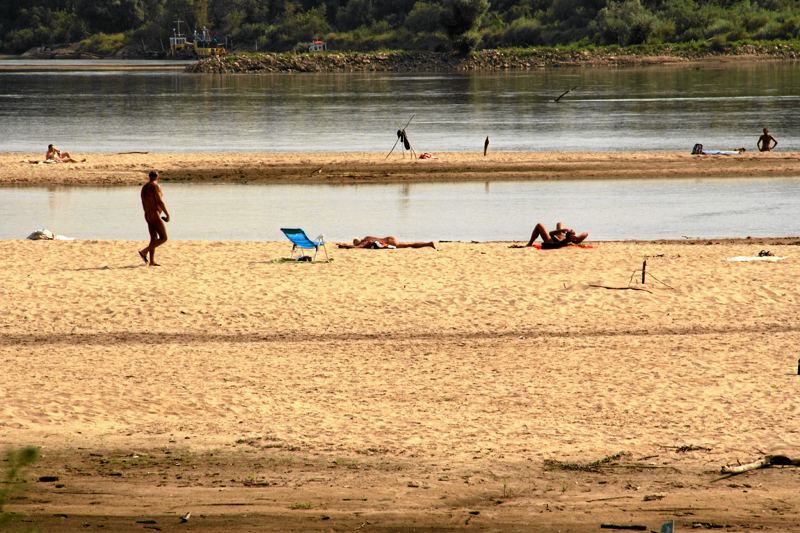 Naturyści mają swoje plaże. Panują na nich proste zasady. Musisz się rozebrać.