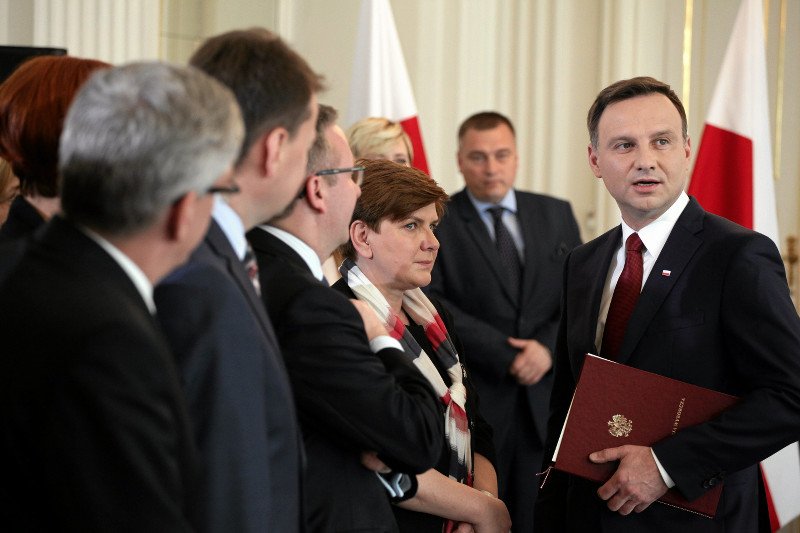 Prawica musi uważać na "obiecanki". Wyborcy uważają PiS za najbardziej wiarygodny w spełnianiu obietnic