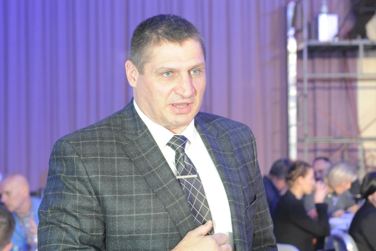 Szok na gali Babilon MMA 50. Gołota nie wytrzymał i... przywalił Zatyce przy stoliku. Gala Babilon MMA 50. Andrzej Gołota znokautował Henryka Zatykę.