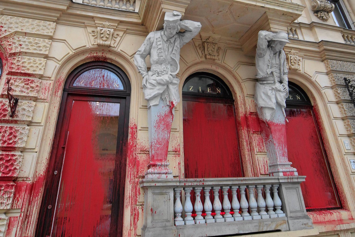 Witryny butiku Zienia zamalowane czerwoną farbą