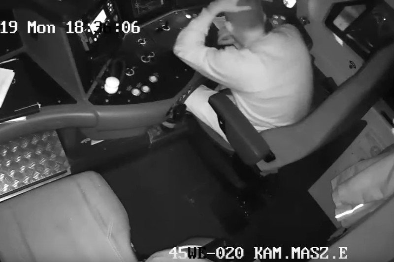 Na nagraniu widać moment, w którym maszynistę oślepia wiązka lasera.